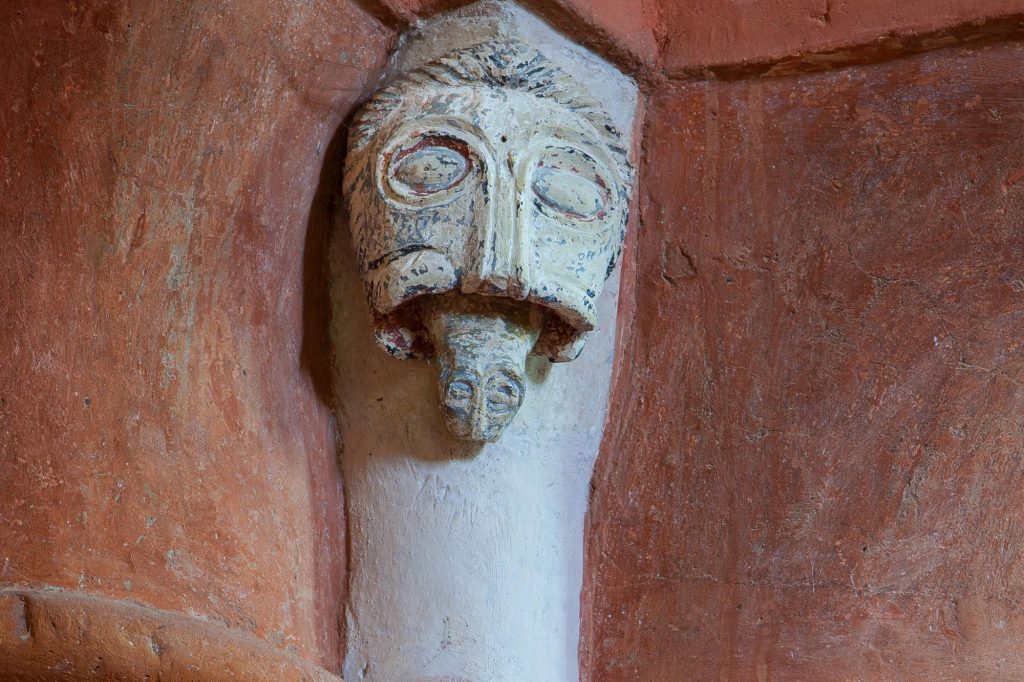 Stadtkirche Gadebusch, romanischer Gipsstuck-Kapitellkopf